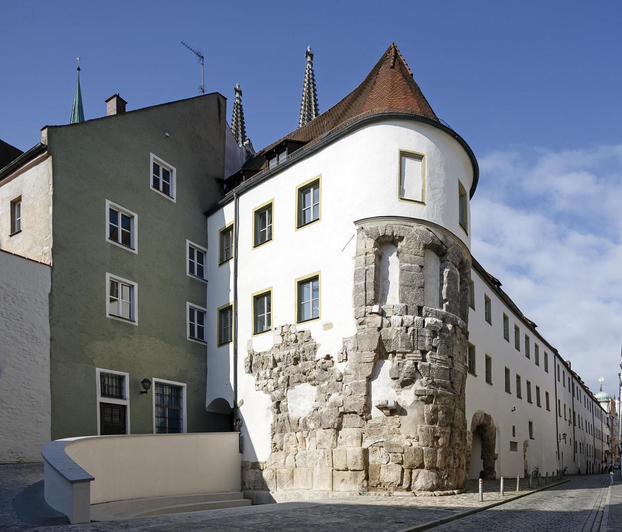 Ansicht des Torturmes vom Legionslager Regensburg