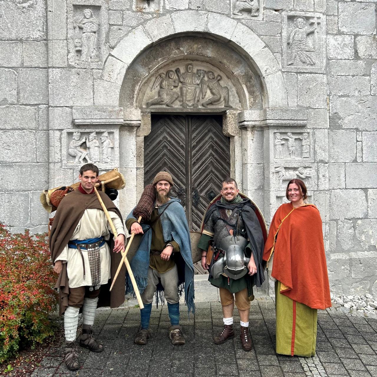 Finnian Garvey (zweiter von links) erreicht am 23. Oktober 2025 Bad Gögging, das Ziel seines erfolgreichen Weltrekordversuchs. 