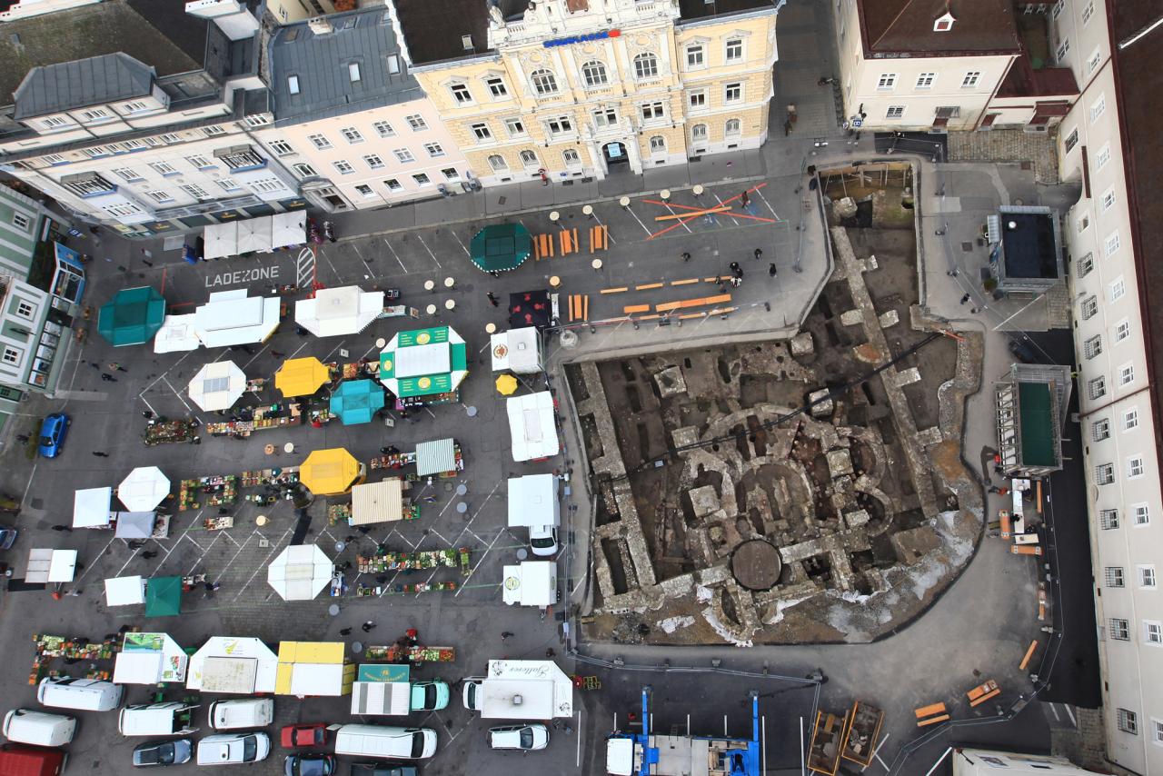Luftbild der Grabungen am Domplatz