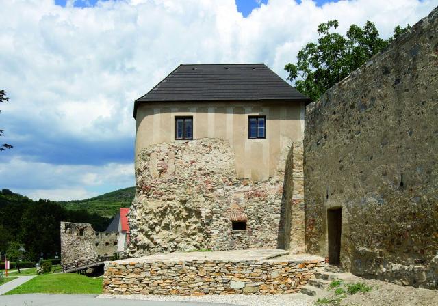 Hufeisenturm und Kastellmauer in Mautern
