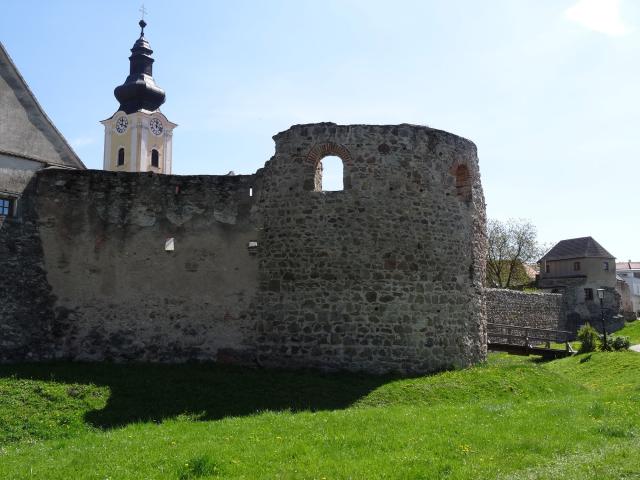 Turm an Kastellmauer in Mautern