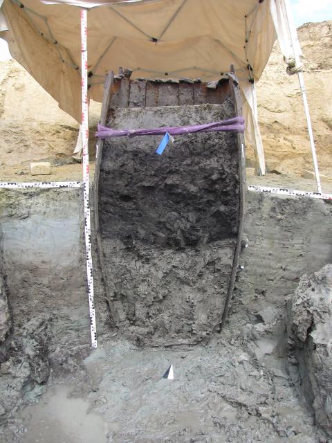 Fundsituation im Vicus, großes Weinfas in Zweitverwendung als Brunnen