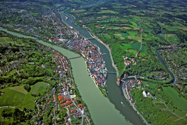 Luftbild von Passau am Zusammenfluss von Donau und Inn