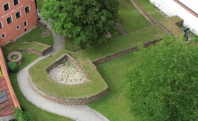 Der fächerförmige Turm des Kastell Boiotro