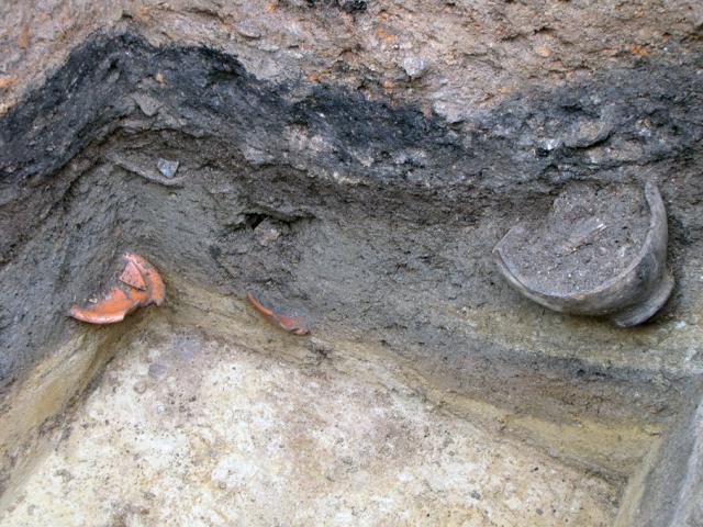 Brandschichten in einem Erdkeller im Vicus von Regensburg-Kumpfmühl als Zeugnis der Markomannenkriege.