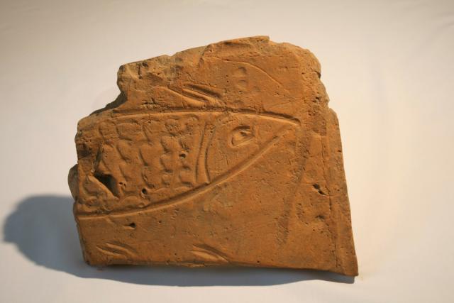 Dachziegel (tegula) mit Fischzeichnungen