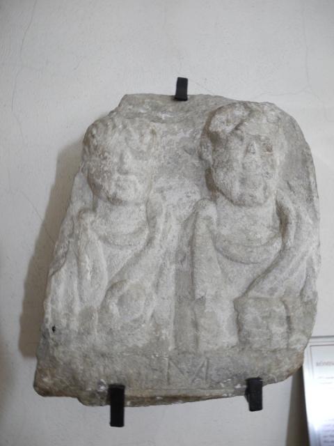 Grabstein mit der Darstellung von zwei Männern