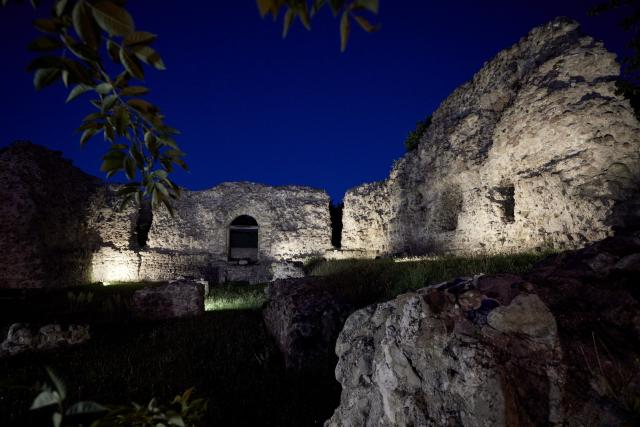 Das Reduktionskastell von Zeiselmauer bei Nacht