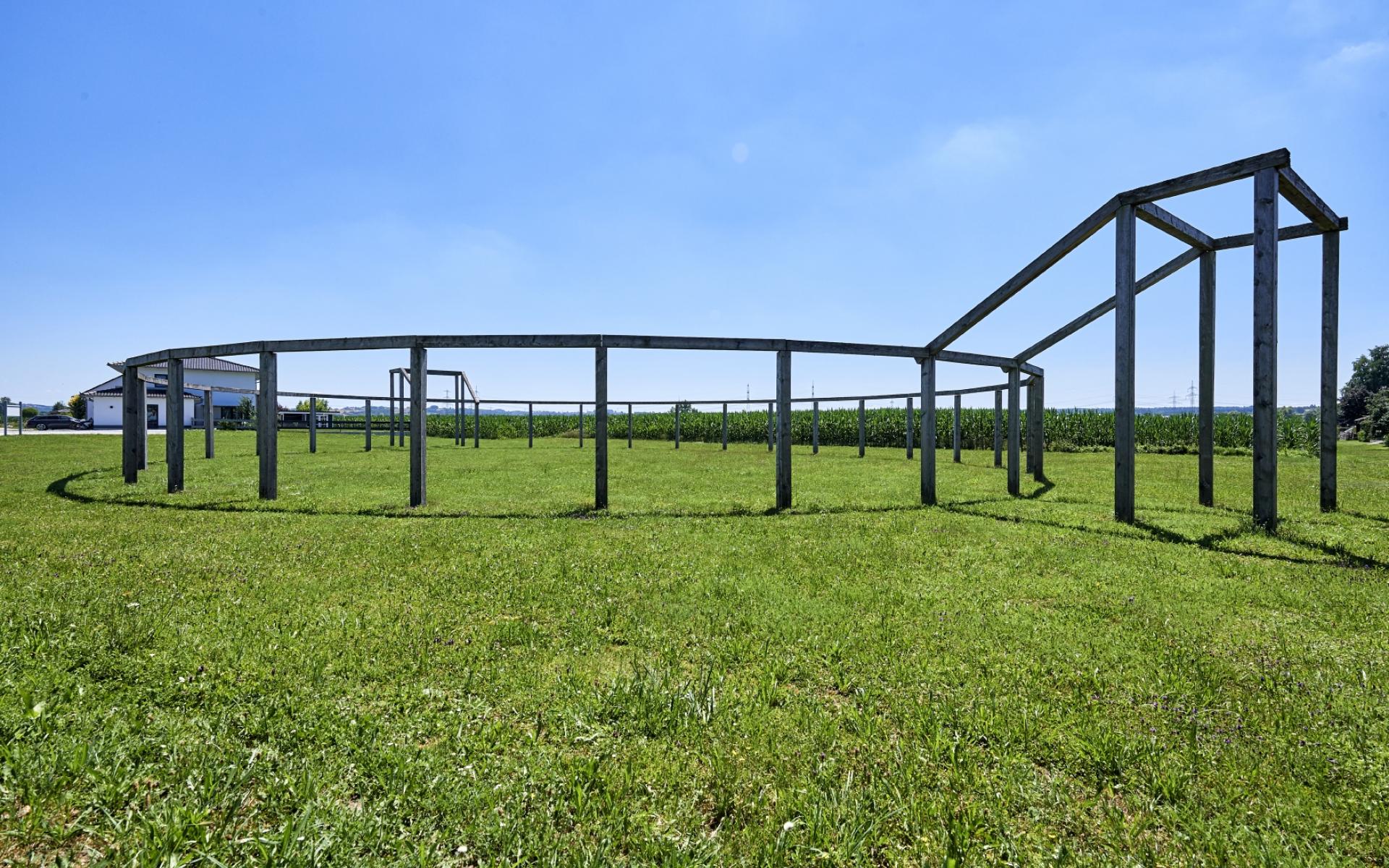 Die Dimensionen des römischen Amphitheaters von Künzing lassen sich heute anhand einer Holzkonstruktion nachvollziehen