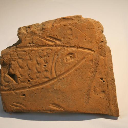 Dachziegel (tegula) mit Fischzeichnungen