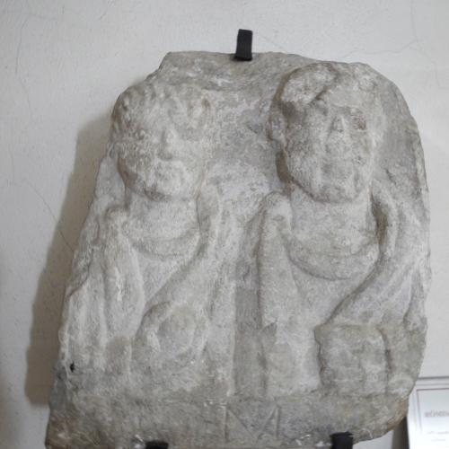 Grabstein mit der Darstellung von zwei Männern