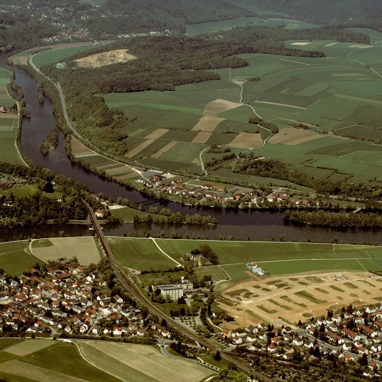 Luftbild des Standortes von Kastell Regensburg-Großprüfening und Vicus am Zusammenfluss von Donau und Naab