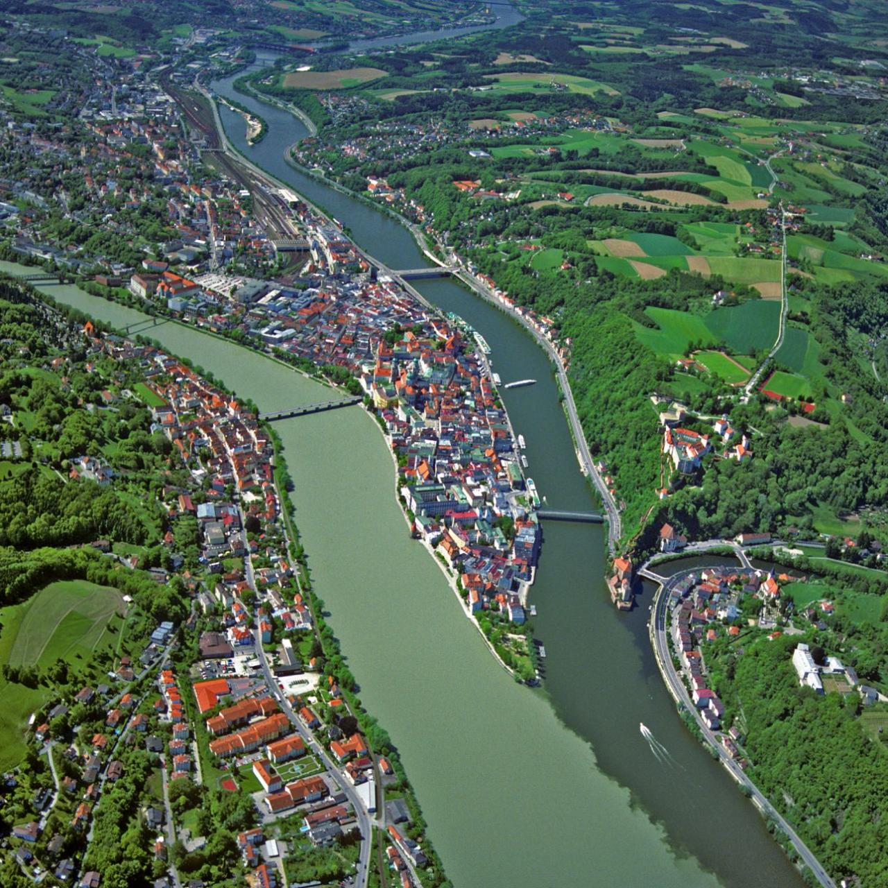 Luftbild von Passau am Zusammenfluss von Donau und Inn